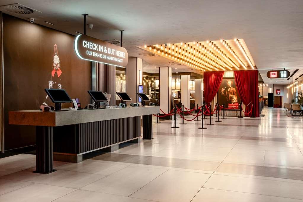 Radisson Red Hotel London Heathrow Interior foto